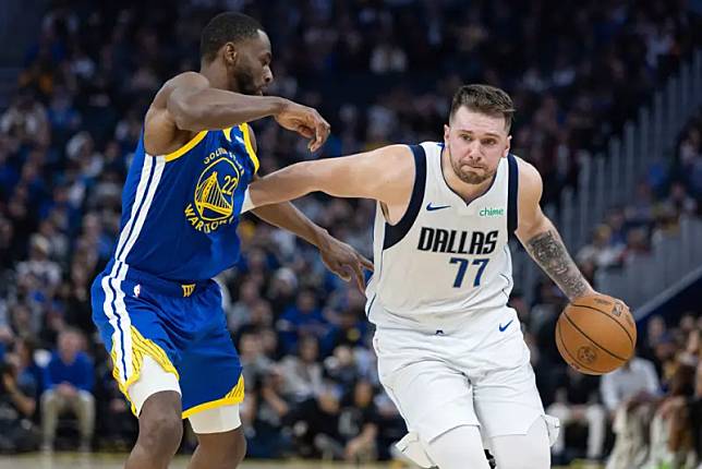 達拉斯獨行俠巨星Luka Doncic，今（16）日對上金州勇士的比賽，繳出45分11籃板13助攻的「大三元」，此外還有3抄截2阻攻，成為NBA史上第三位單場拿下「45+10+10+2抄截+2阻攻」的球員。（圖／美聯社／達志影像）