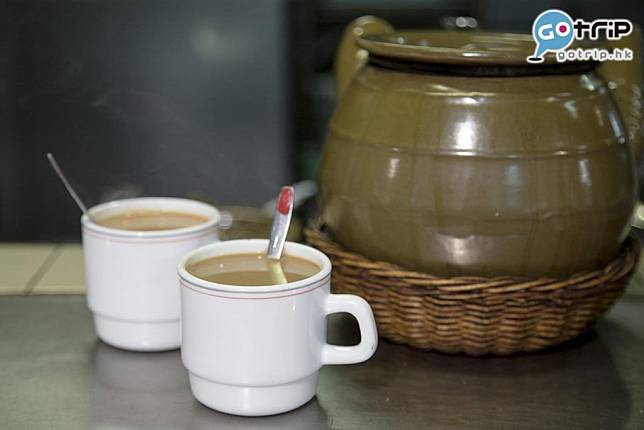 不單止有瓦煲咖啡，同樣有瓦煲奶茶，售價一樣為 MOP12。