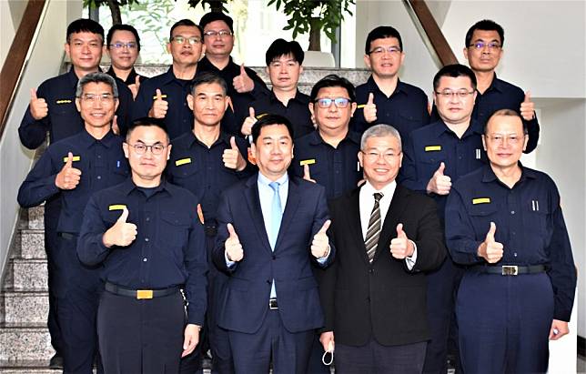 內政部政務次長陳宗彥（前排左二）視察電子圍籬系統運作與台南市警察局幹部合影。 （記者翁聖權攝）