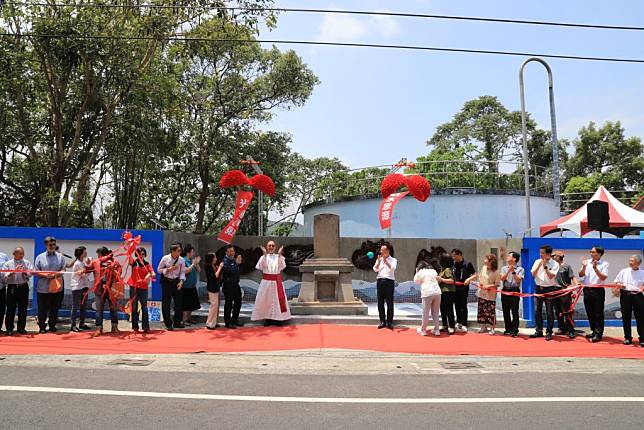 中埔鄉「飲水思源紀念碑」空間營造竣工揭幕。（記者張翔翻攝）