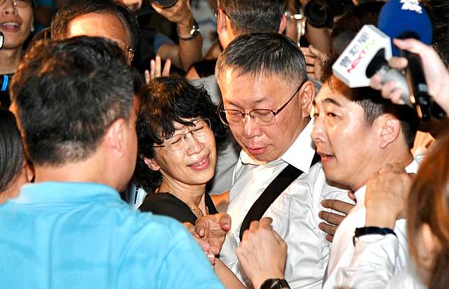 民眾黨前主席柯文哲的妻子陳佩琪（黑衣）表示，看到黃國昌質詢法務部長的影片，讓她想到去年底3次被叫去北檢訊問的場景，歷歷在目。（取自陳佩琪臉書）