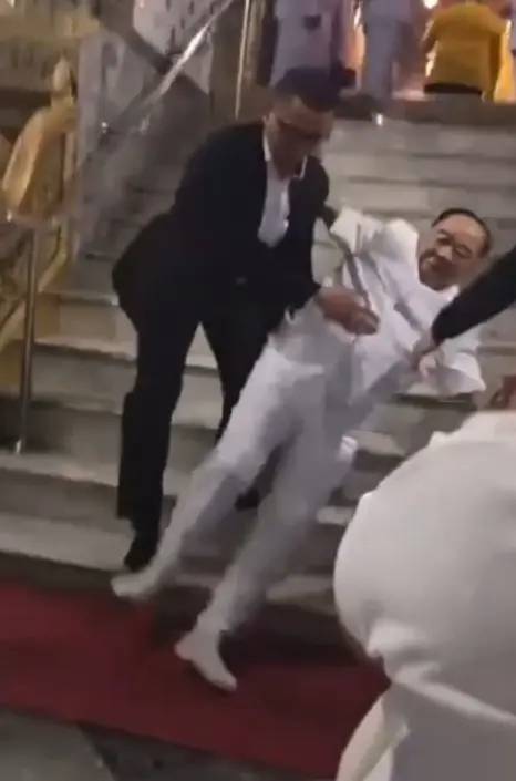 ประวิตรลื่นล้ม