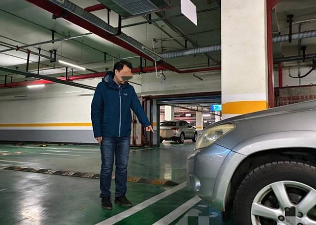 張姓男子指認涉事停車位。