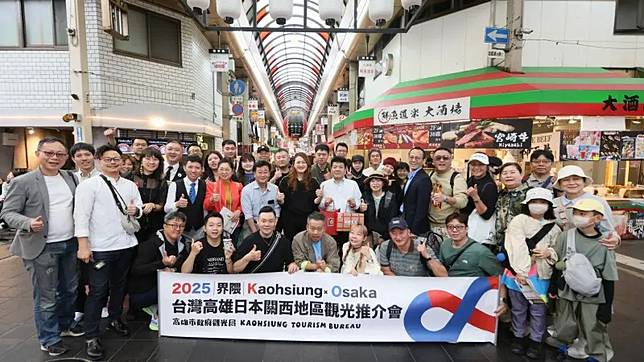 ▲高雄觀光隊參訪黑門市場，協助高雄業者洽談商品合作銷售。（圖／高市府觀光局提供）