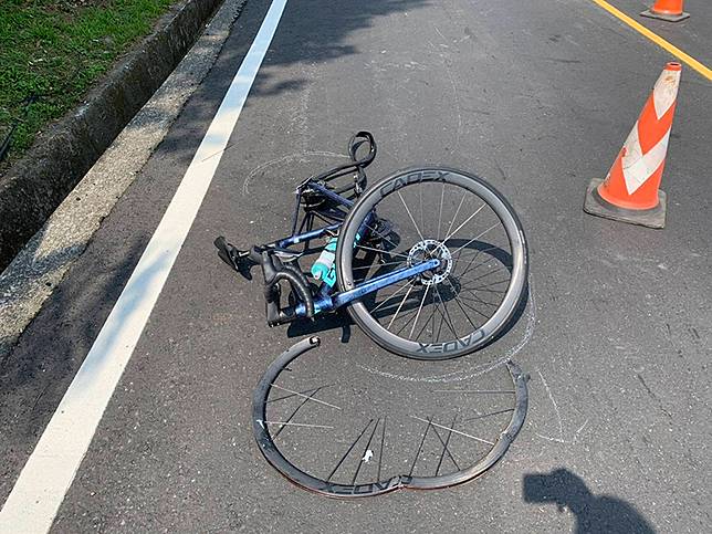 台三線阿婆灣路段發生重型機車自後方追撞公路車的事故，公路車零件四散嚴重損毀，眼尖網友指出遭撞的公路車要價30萬。（記者張翔翻攝）