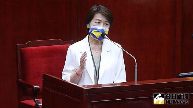 台北市副市長黃珊珊28日因為疑似違反行政中立原則進入議會報告，不過卻遭到藍綠兩黨議員夾殺砲轟。