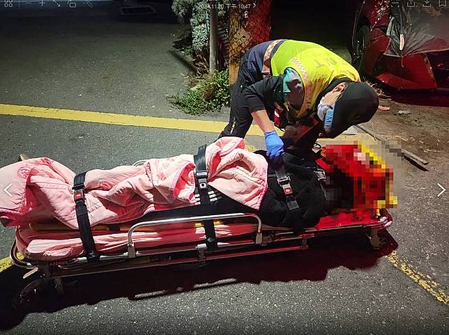 彰化縣秀水鄉71歲梁姓老翁20日晚間疑跨越雙黃線過 馬路時，遭無駕照機車騎士撞倒，再被行經汽車輾 壓，送醫搶救不治，確切肇因及責任歸屬待釐清。 （民眾提供） 中央社記者鄭維真傳真 113年11月21日