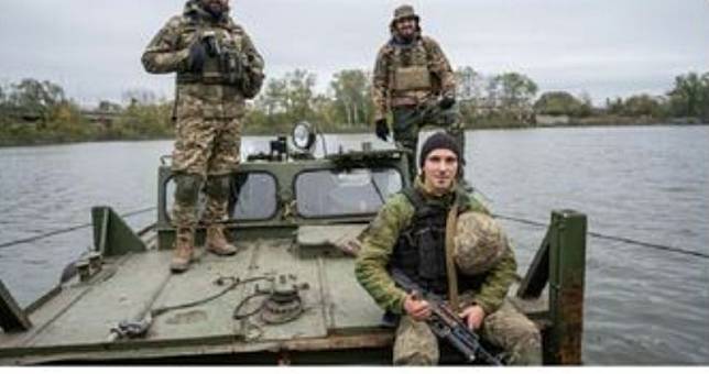 烏軍搭船渡過地聶伯河，向在對岸赫爾松的俄軍發動攻擊。 圖 : 翻攝自推特