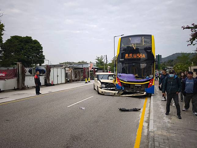 粉嶺龍馬路私家車撞城巴釀2人傷。（fb「車cam L（香港群組）」圖片）