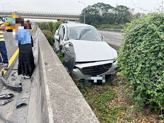 國道一麻豆路段連環車禍，一輛自小客車被半聯結車追撞落入分隔島中。 （民眾提供）