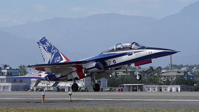 在F-5解除戰備、AT-3陸續退役後，國造勇鷹號高教機（T-BE5A）全面量產，即將擔負起部訓機與高教機雙重任務，尤其是接下F-5部訓機的角色最具挑戰。郭宏章攝