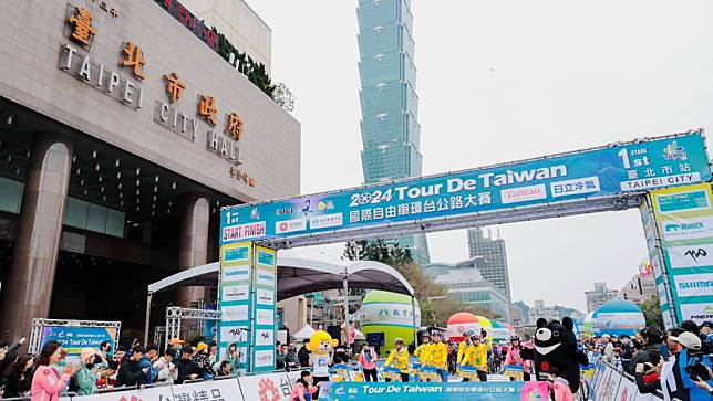 國際自由車環台公路大賽台北站於今日開跑，台灣精品吉祥物「福熊」首度現身。貿協提供
