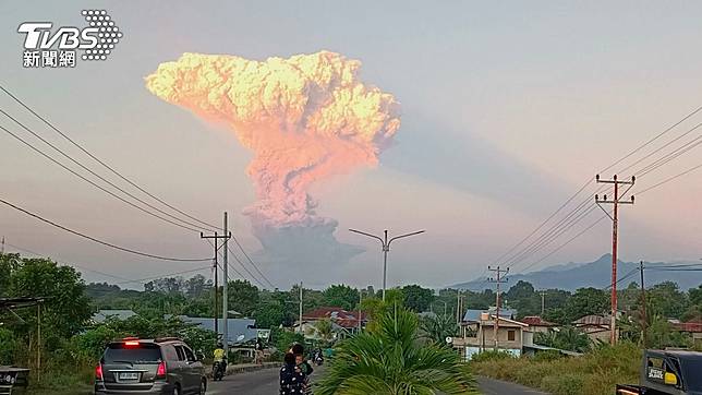 印尼勒沃托比火山爆發。（圖／達志影像美聯社）