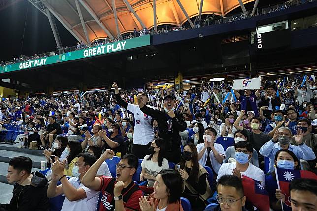  臺中洲際球場擠爆2萬名球迷，為中華隊加油。（悍創運動行銷提供）