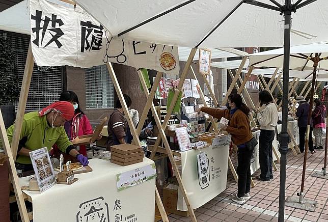 台中市農業局昨日舉辦「農創家超市大聯盟」啟動及剪綵儀式，並與知名的「合樸農學市集」一同合辦農產品展售市集。（記者陳金龍攝）