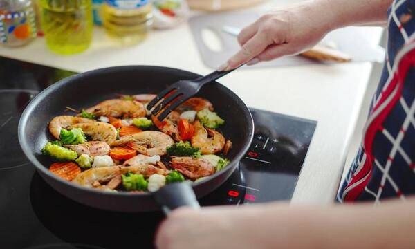 你家也這樣用？不沾鍋煮錯恐溶出致癌物！食藥署點名NG食材