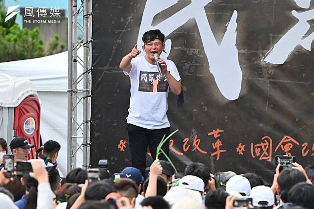 民眾黨立委黃國昌19日赴民進黨黨部前出席「519草根決心」行動。（陳昱凱攝）