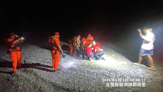 未料昨晚又有兩名露營遊客被捲入海中，1獲救1失蹤。(宜蘭縣消防局提供)