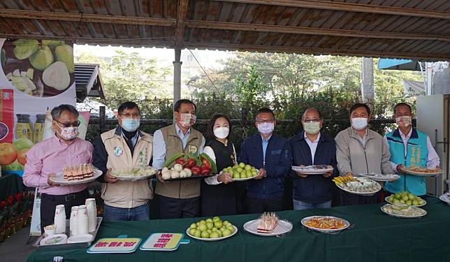 農委會農糧署在東港鎮農會超市旁廣場舉辦「強化產銷履歷農特產品、加工品展售活動」，副署長姚志旺（右四）呼籲生產者踴躍加入產銷履歷行列。（記者鄭伯勝攝）