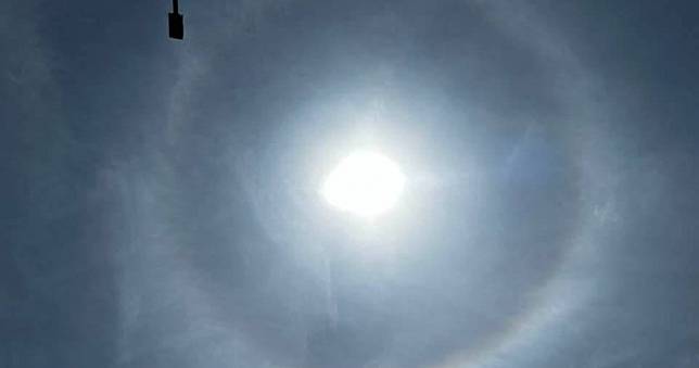 太陽被彩虹光圈圍繞！巨型「日暈」恐天災　氣象署解答冷知識：別用肉眼直視