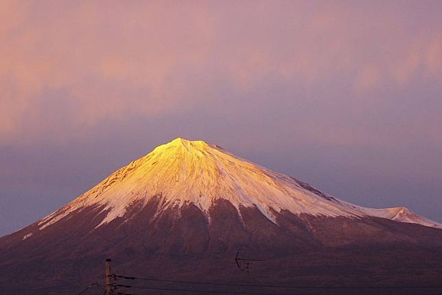 2022年10月25日的富士山。今年氣溫異常高，導致目前富士山頂依然無雪。（取自@3iRimlo1ULoqMbI）