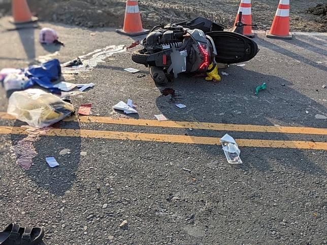 由於車禍撞擊力道強勁，造成蕭女機車零件及內容物散落一地。 (記者張翔翻攝)