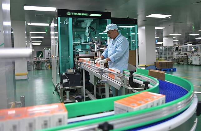 A worker checks medicines at Shenyang Sinqi Pharmaceutical Co., Ltd. in Shenyang, northeast China's Liaoning Province, May 22, 2024. (Xinhua/Yang Qing)