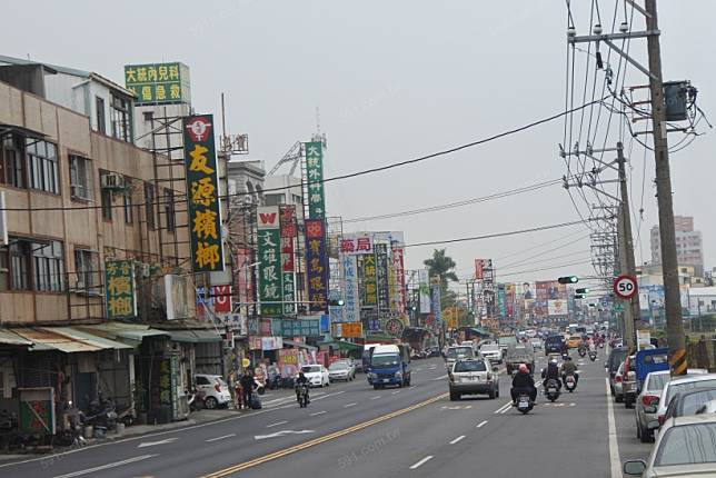 圖／大寮鳳林商圈為翁園一帶的主要生活機能，除了寶雅、全聯等，還有黃昏市場。