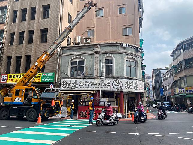 繼桃園景福宮周邊人行道拓寬後，桃園市都市發展局啟動第2階段店家立面整修工程，再現景福宮周邊人文風華。圖：都發局提供