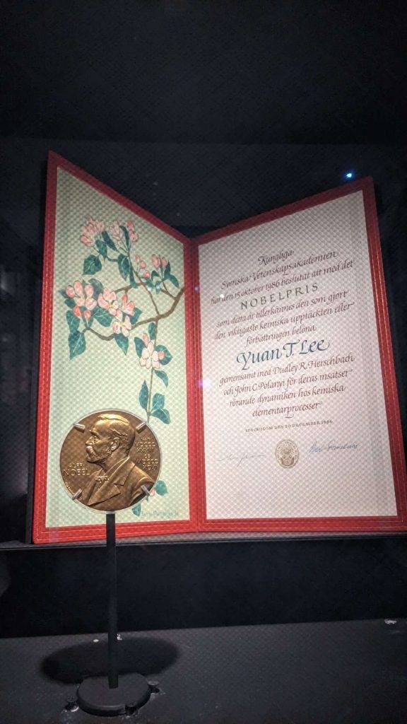 前中央研究院院長李遠哲於1986年獲得諾貝爾化學獎肯定，將證書及獎章捐贈給台灣歷史博物館。 （記者林雪娟攝）