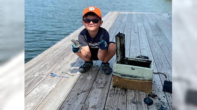 美國男孩日前在湖邊磁鐵釣魚，意外釣到一個保險箱。(圖／達志影像美聯社)