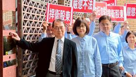 中工董事長周志明(按鈴者)及總經理蘇麗梅(圖右)月前帶領一級主管，前往台北地檢署告發三大委託書通路商及律師，涉犯證交法等罪。呂志明攝