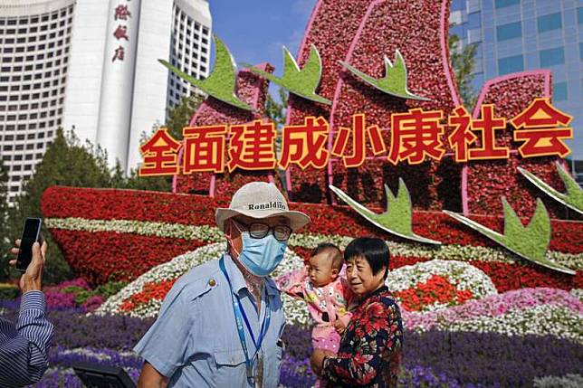 中國「十一」黃金假期到來，料有大規模人員流動。（AP）