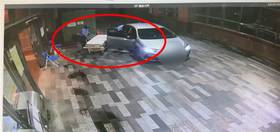 黃男在醫院佯稱要去停車，讓警衛將葉男推進急診室就落跑了。（圖／翻畫面）