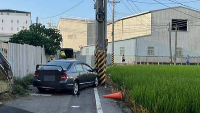 黑色轎車不明原因自撞電桿。取自大里大小事社團