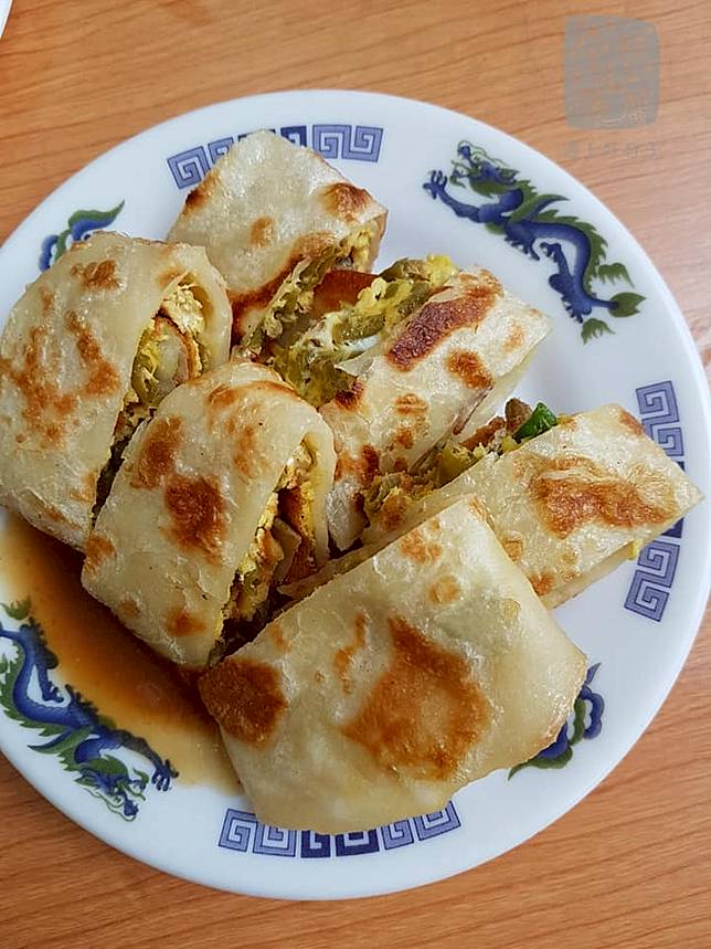 ▲餅皮厚實帶Q，滋味酸甜的炒酸豆末與雞蛋香很合拍。(圖/過上好日子-邱俊智) 