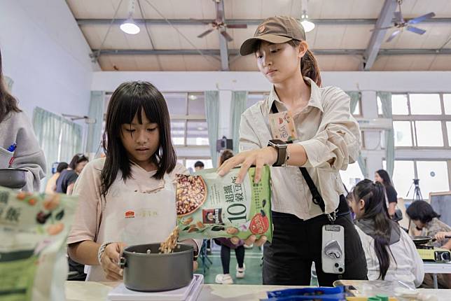 佳格以愛灌溉營養教育營，帶領偏鄉學童動手做健康的一餐。（圖片佳格食品集團提供）