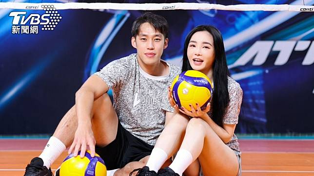 舒子晨（右）帶著排球選手老公許美中接受《TVBS新聞網》專訪。（圖／趙世平攝）
