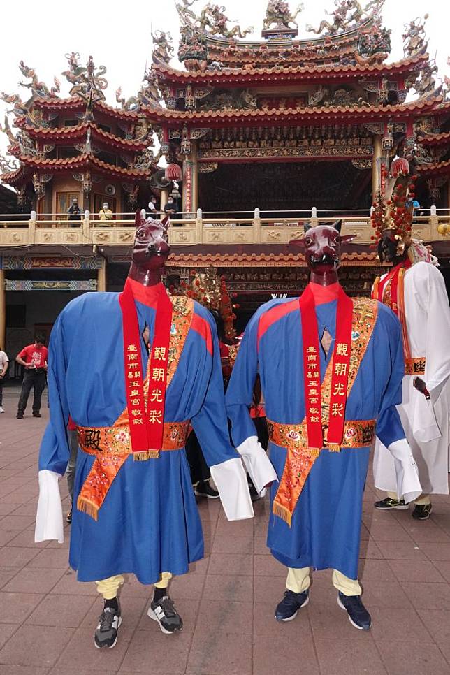 佳里幽靈殿牛將軍、馬將軍伴隨主公地藏王菩薩在台南市區進香，所到之處都引人注目。（記者陳俊文攝）