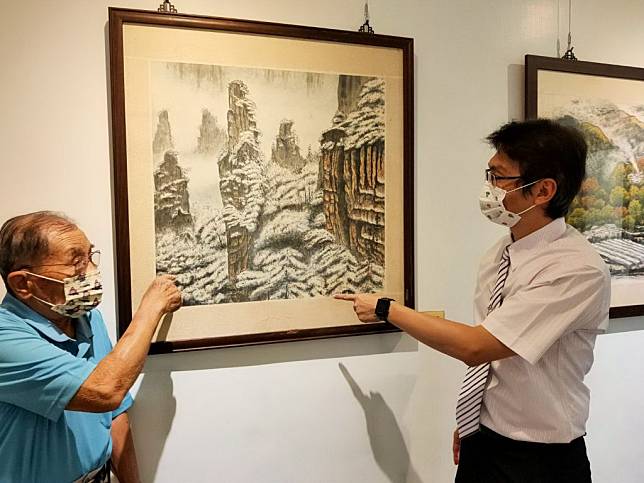 六甲區公所松鶴藝廊舉辦陳兆熊水墨畫創作展，吸引民眾來觀賞。（記者林相如攝）