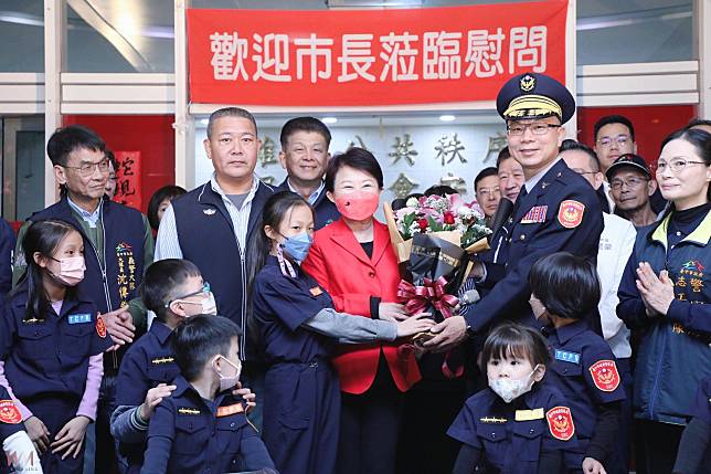 中市府兵分八路慰勉第一線執勤人員　盧秀燕贈小紅包感謝：守護市民過好年