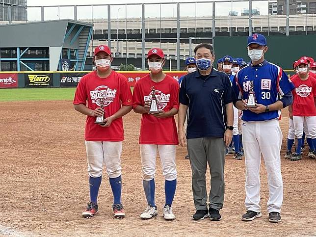 111年華南金控盃全國青少棒賽冠軍戰，桃園市隊19日與台北市隊交手，桃園市隊國二球員張以承（左 1）代打建功，一棒2分幫助球隊拉開領先差距，拿下大會打擊獎，總教練曾偉誠（右1）稱讚他扛得住壓 力。中央社記者謝靜雯攝 111年6月19日  
