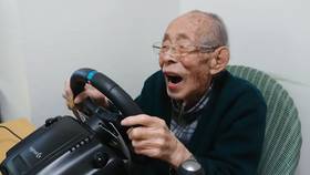 名符其實老司機！93歲阿公在遊戲中駕駛愛車奔馳聽到引擎聲笑意完全藏不住| NOW電玩| LINE TODAY