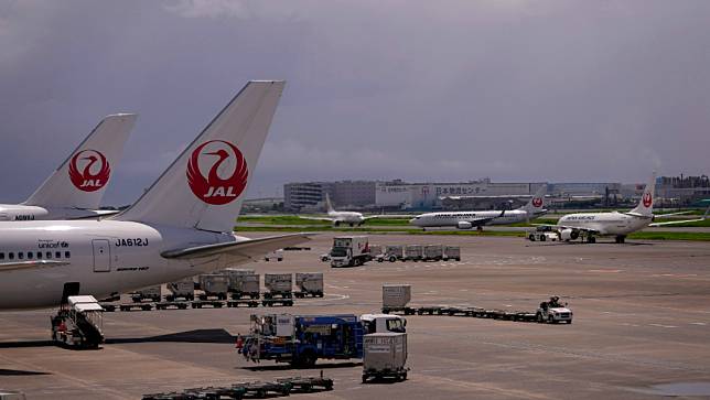 日本航空的客機停在東京羽田機場，正準備起飛。美聯社