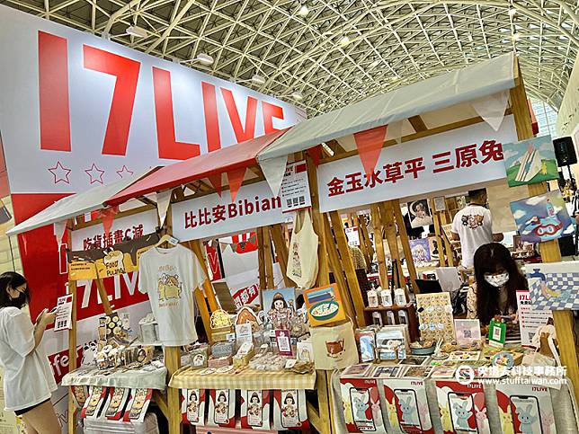 攤位以質感木造打造小型市集 充分給予繪畫LIVER展示空間（17LIVE_提供）