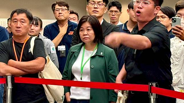 被視為前海基會董事長鄭文燦嫡系的民進黨桃園市議員呂林小鳳，圖為日前全代會，因有黨員投票沒有用投票面蓋章，造成無效票，正國會要角、中常委陳茂松遂抗議，也引發呂林小鳳的不滿在場關心。經討論後，民進黨秘書長林右昌裁示，依原判定結果為主。 胡家銘攝