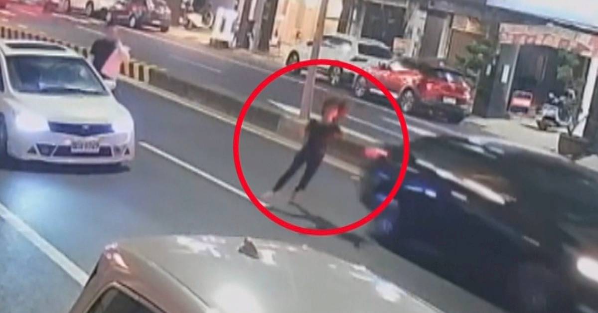 台南女疑「碰瓷」 自撞倒地下一秒真的被撞飛