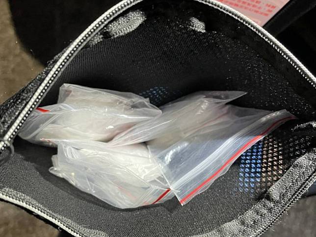 警方查看朱男放於車內的手提包，發現數十包妥善分裝的Ｋ粉。(讀者提供)