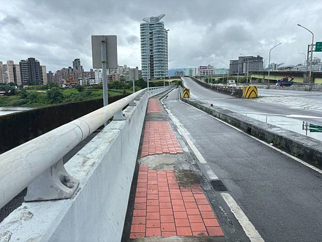 為提升中和秀朗大橋人行道鋪面品質，新北市政府養工處將於5月10日至6月23日夜間，封閉往中和方向機車道，請機車駕駛改由汽車道通行；往中和方向人行道則會全天封閉，請步行民眾改由對側人行道通行。（新北市工務局提供）