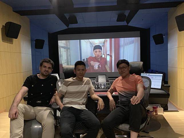 剪接師馬修拉克洛（左起）、導演趙德胤與混音師李丹楓等人共同嘗試不同類型的電影《灼人秘密》。（岸上影像提供）